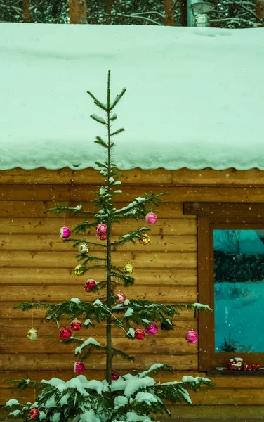 Árbol Navidad Con Bolas Patio Una Casa Madera —  Fotos de Stock
