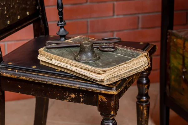 Altes Buch Schere Und Eine Glocke Auf Einem Antiken Stuhl — Stockfoto