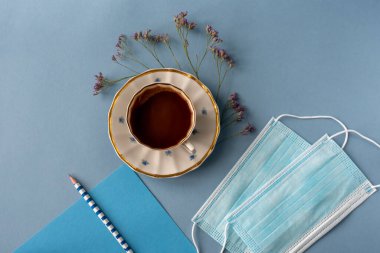 Mavi Pazartesi - bir fincan kahve, tıbbi maske ve kalem