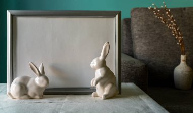 Porselen beyaz paskalya tavşanları ve metin için yeri olan çerçeve