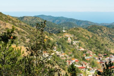 Kıbrıs Rum Kesimi 'nin Troodos dağlarındaki Pedoulas bölgesindeki ünlü bir dağ köyü.