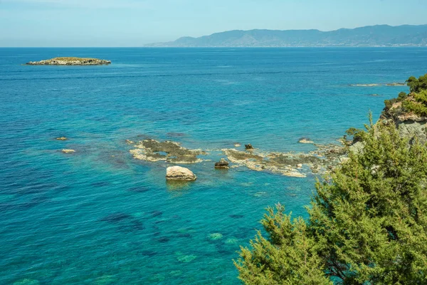 Vista para a ilha de Chipre costa marítima com água azul e montanha. Akamas paisagem capa — Fotografia de Stock