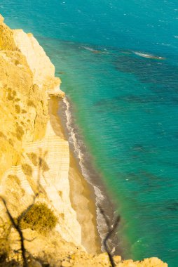Kıbrıs Rum Kesimi 'nin Pissouri köyündeki kayalıklardan sahile manzara
