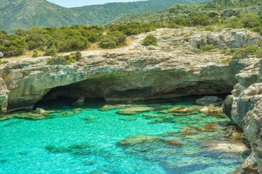 Mavi su ve dağla Kıbrıs adasının deniz kıyısına bakın. Akamas pelerin manzarası