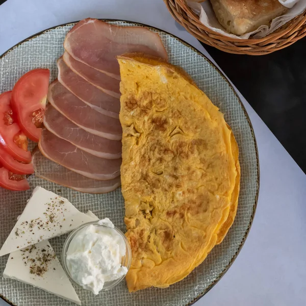 Peynirli ve domatesli omlet. Geleneksel Sırp yemekleri