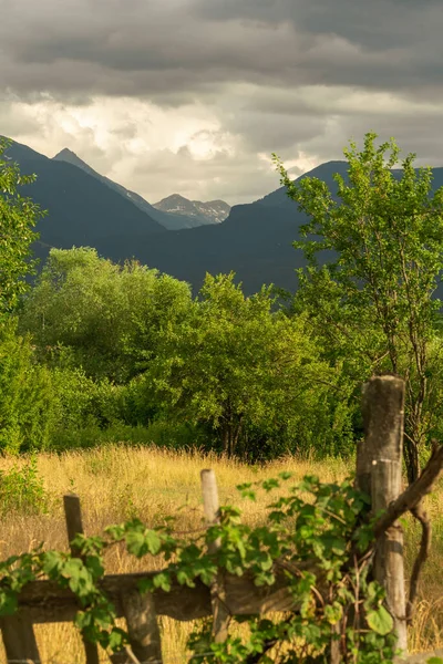 Gunung-gunung sebelum hujan terhadap latar belakang dari pagar berduri. Bulgaria, Pirin — Stok Foto