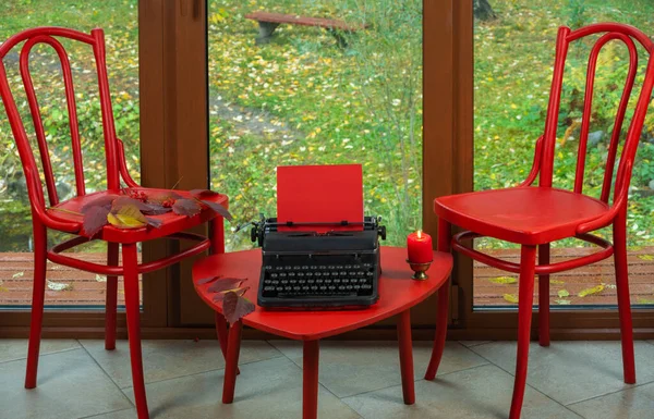 Red Viennese chairs and a typewriter by the window overlooking the autumn garden — Stock Photo, Image