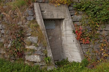 Parkın altındaki bir sığınağa giriş.