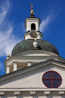 Skelleftea, Norrland İsveç - 29 Temmuz 2020: Mavi yaz gökyüzüne karşı şehir kilisesinin bir parçası