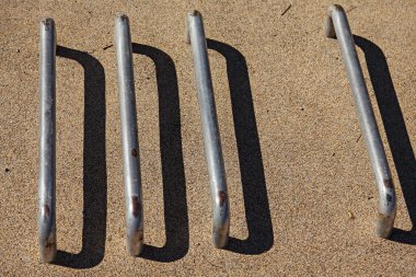 Parkur için yere monte edilmiş dört büyük kulp.