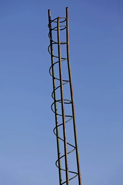 Pequena Torre Vergalhões Com Reforço Contra Céu Azul — Fotografia de Stock