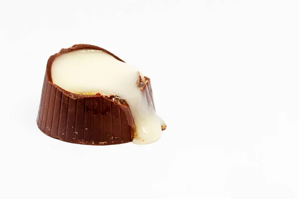 Kuželovitý Kousek Čokolády Tekoucí Náplní Příchutí Lihovin — Stock fotografie