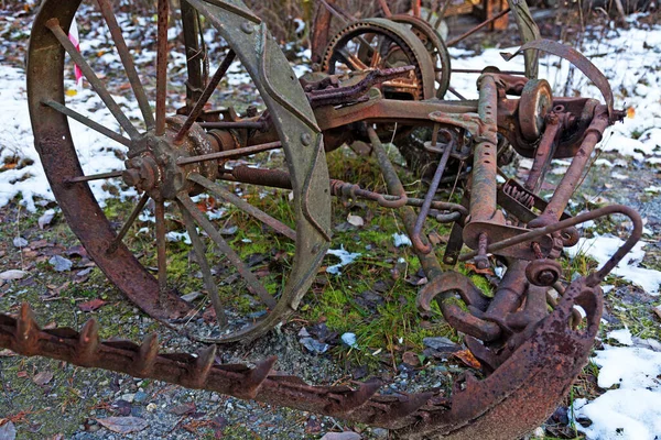 Oude Roestige Landbouwmachines Die Scherp Zijn Gevaarlijk Uitzien — Stockfoto