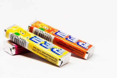 Umea, Norrland İsveç - 2 Mart 2020: Kağıda sarılmış küçük PEZ şeker parçaları