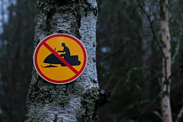 Kar motosikletini yasaklayan trafik işareti