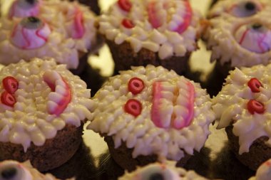 Cadılar bayramı için küçük canavarlara benzeyen kekler.