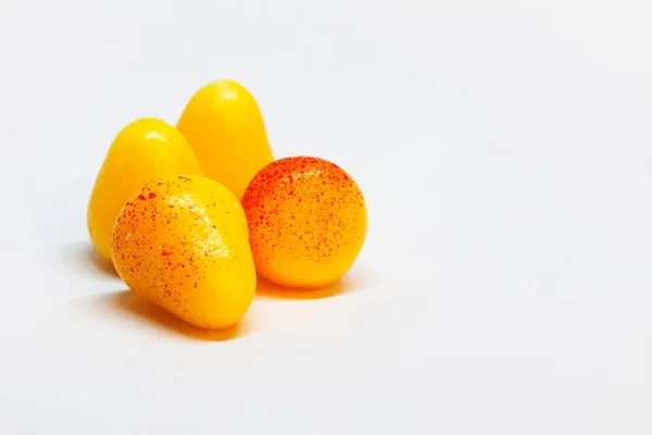 白を背景に黄色と赤でキャンディ梨 — ストック写真