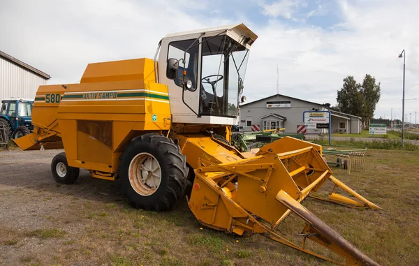 Umea Norrland Suecia Agosto 2020 Una Cosechadora Amarilla Venta —  Fotos de Stock