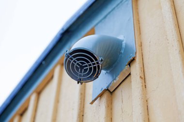 Evin ön cephesine küçük bir pervane monte edildi.