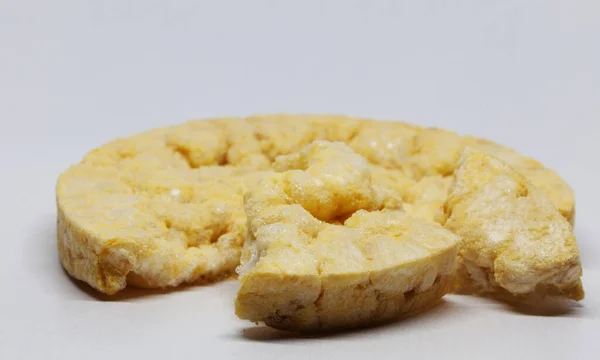Хтось Шматочок Рисового Торта Смаком Сиру — стокове фото