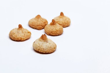 Beyaz arka planda birkaç lezzetli bisküvi