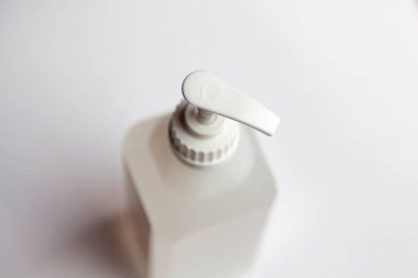 Pompa ambalajında bir şişe el alkolü