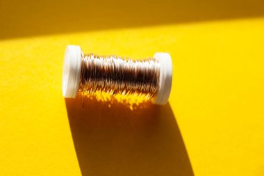 Küçük plastik makarada bakır tel