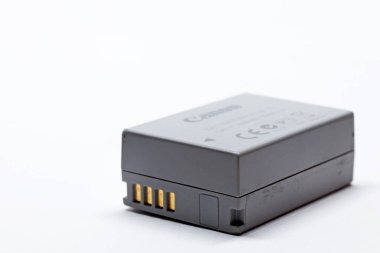 Umea, Norrland İsveç - 7 Ocak 2021: Beyaz arka planda bir kamera aküsü