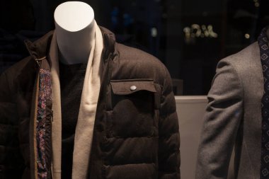 Umea, Norrland İsveç - 21 Ekim 2019: Erkekler için şık kışlık kıyafetler 