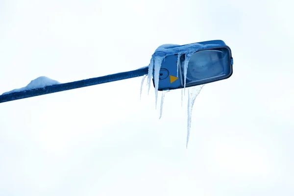 Buz Saçaklarının Asılı Olduğu Sokak Lambası — Stok fotoğraf