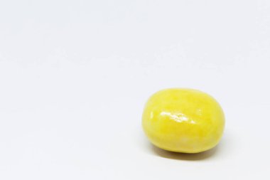 Beyaz arkaplanda bir limon meyankökü 