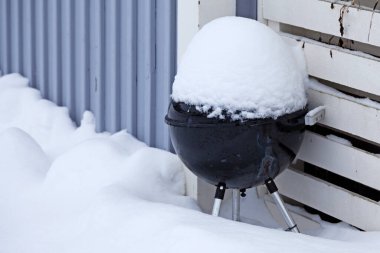 a barbecue that has been covered in snow  clipart