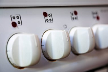 iyi kullanılmış beyaz fırın düğmeleri numaralar ile bir sırada 