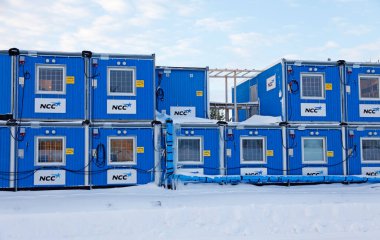 Umea, Norrland İsveç - 17 Ocak 2021: birçok inşaat kışlası kar yağdı. 