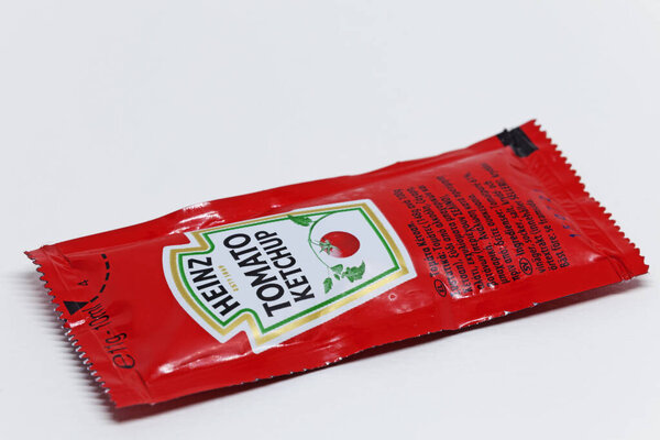 Умео, Норланд Швеция - 22 января 2021 года: одноразовая упаковка томатного кетчупа 