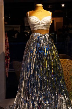 Umea, Norrland İsveç - 8 Aralık 2019 Noel temalı ve iç çamaşırlı bir elbise