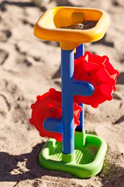 Oyuncak kürek tekerleği kum havuzunda