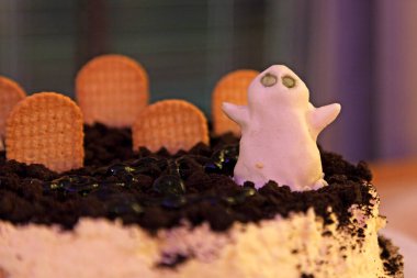 Hayalet ve mezar taşlı Cadılar Bayramı pastası