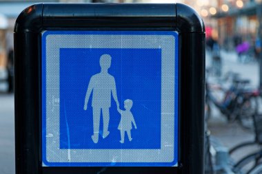 Trafik levhası. Yani yaya sokağı başlıyor.