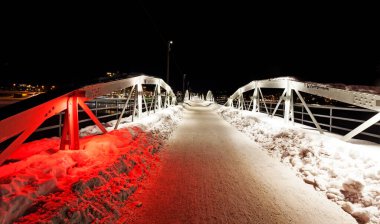 Umea, Norrland İsveç - 10 Şubat 2021: Geceleyin eski bisiklet köprüsü 