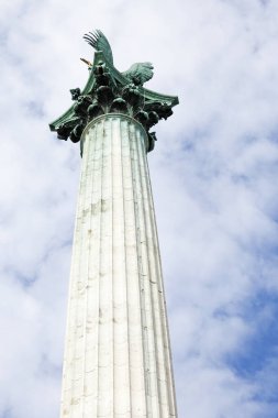 Budapeşte 'de bir meydanda bir Yunan sütunu bulundu 