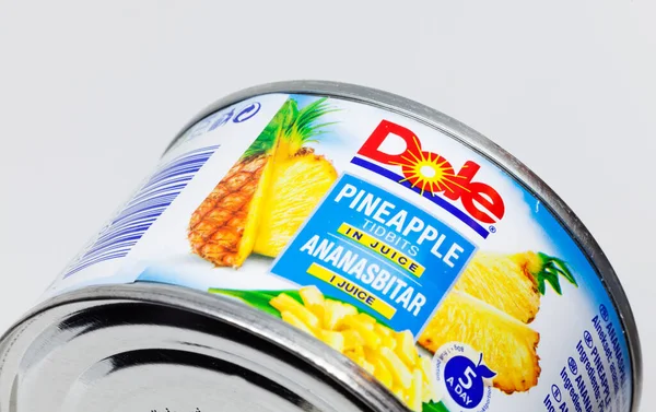 Umea, Norrland İsveç - 1 Mart 2021: ünlü bir meyve şirketinden bir kavanoz ananas parçalanmış. 