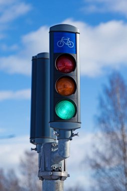 Trafikte bisikletçiler için yeşil ışık 
