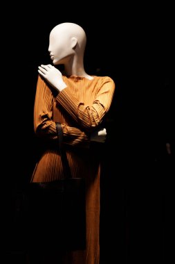 Manken bahar modasını gösteriyor, kahverengi uzun elbise 