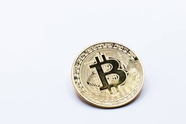 Beyaz arka planda Bitcoin 'i temsil eden bir altın sikke 