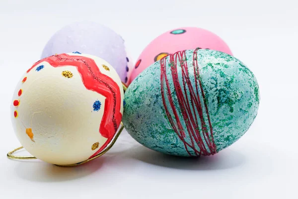 Cuatro Huevos Pascua Pintados Mano Sobre Fondo Blanco — Foto de Stock