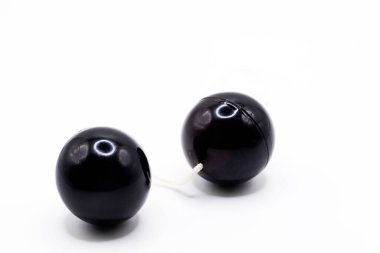 Yetişkin oyuncağı, arasında ip olan iki top. 