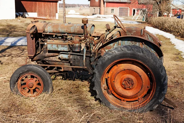 Umea Norrland Zweden Maart 2021 Oude Roestige Trekker Verlaten Boerderij — Stockfoto