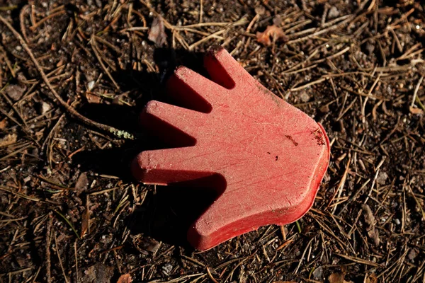 Red Plastic Hand Toy Belongs Sandbox — Fotografia de Stock