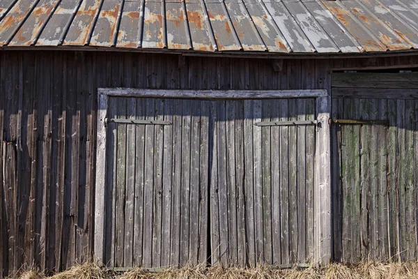 何年も天候に左右される木の納屋のドア — ストック写真